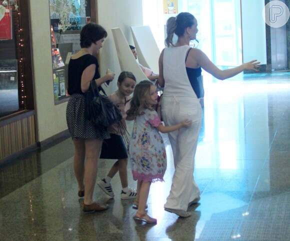 Fernanda Rodrigues e Débora Falabella se divertem com as pequenas Luisa e Nina