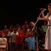 Ivete Sangalo chora ao cantar com coral infantil no estádio Arena Fonte Nova