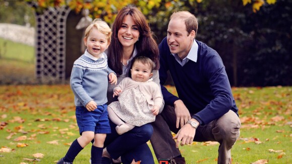 Kate Middleton e príncipe William posam para foto oficial de Natal com os filhos
