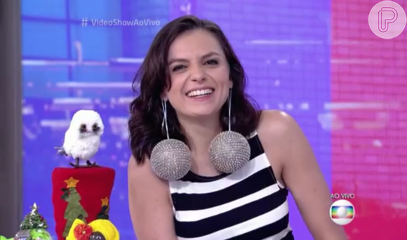 Monica Iozzi se divertiu no "Vídeo Show" ao usar bolas de Natal no lugar de brincos