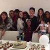 Larissa Manoela organizou uma festa surpresa para o menino quando ele completou 1 milhão de seguidores no Instagram