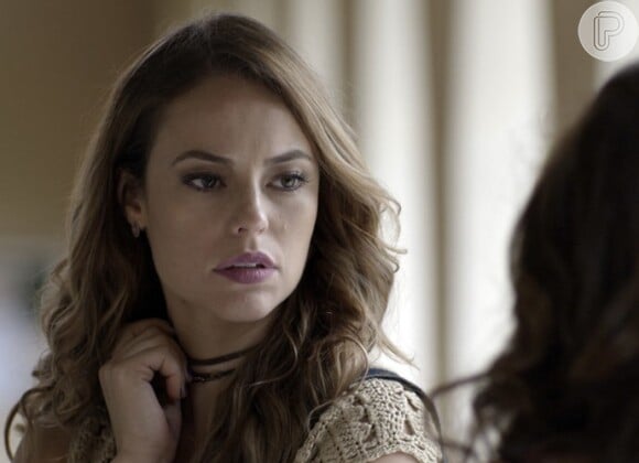 Melissa (Paolla Oliveira) se irrita com as provocações de Severa (Dani Barros) e parte para cima dela, na novela 'Além do Tempo'