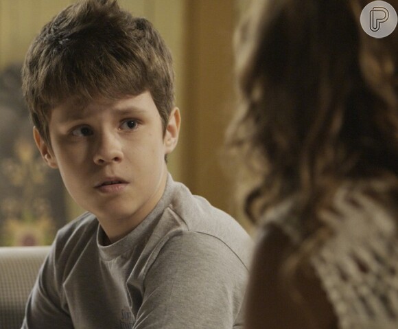 Melissa (Paolla Oliveira) aterroriza Alex (Kadu Schons), recusa um abraço do filho e o deixa culpado, na novela 'Além do Tempo'