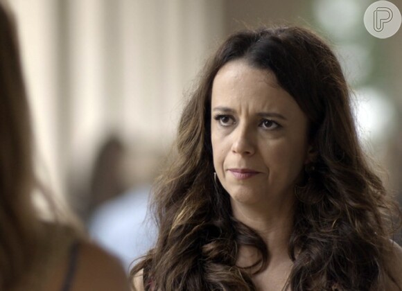 Severa (Dani Barros) diz a Melissa (Paolla Oliveira) que ela é burra, na novela 'Além do Tempo'