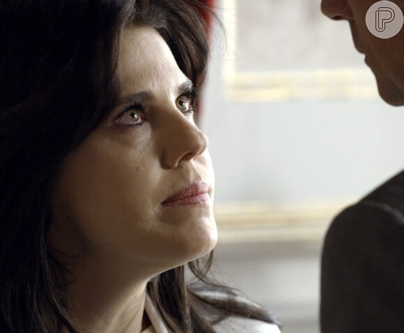 Nelita (Bárbara Paz) confronta Orlando (Eduardo Moscovis) e diz que já sabe que ele é um bandido, na novela 'A Regra do Jogo'