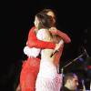 Ivete Sangalo e Claudia Leitte se abraçam no palco montado na Arena Fonte Nova, em Salvador