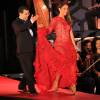 Ivete Sangalo usou vestido de renda vermelha da estilista Martha Medeiros em show beneficente nesta sexta-feira, 18 de dezembro de 2015