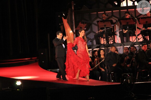 Ivete Sangalo usou vestido de renda vermelha da estilista Martha Medeiros em show beneficente nesta sexta-feira, 18 de dezembro de 2015