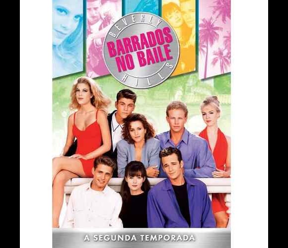 Jason aparece de camisa branca ao lado do elenco de 'Barrados no Baile'. A série foi um grande sucesso na década de 90