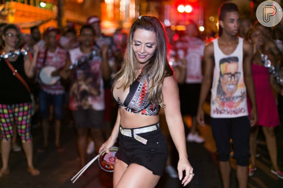 Viviane Araújo usou um modelo mais simples para sambar no ensaio de rua que aconteceu em 17 de dezembro 