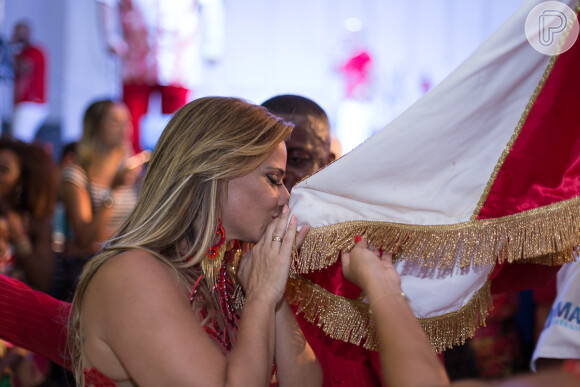 Viviane Araújo beija a bandeira da escola de samba Acadêmicos do Salgueiro, no Rio