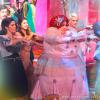 Dona Redonda (Vera Holtz) escolheu um vestido rosa cheio de babados para a festa de casamento de Zélia (Leandra Leal) e Lua (Fernando Belo) em 'Saramandaia'