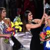 A Miss Filipinas Pia Alonzo Wurtzbach recebe a coroa de Miss Universo 2015 das mãos de Paulina Vega, vencedora em 2014, após falha do apresentador Steve Harvey