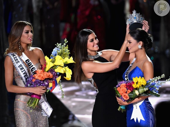 A Miss Filipinas Pia Alonzo Wurtzbach recebe a coroa de Miss Universo 2015 das mãos de Paulina Vega, vencedora em 2014, após falha do apresentador Steve Harvey