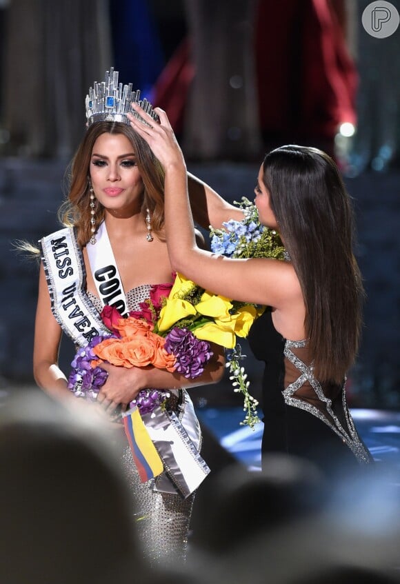 Ariadna Gutiérrez tem sua coroa de Miss Universo 2015 retirada após gafe do apresentador do concurso Steve Harvey