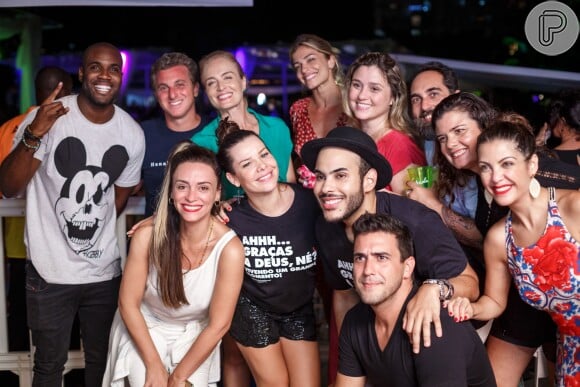 Na noite de domingo, 20 de dezebro de 2015, Grazi Massafera fez um programa entre amigos. Ao lado de Fernanda Souza, Angélica, Luciano Huck, entre outros famosos, ela curtiu o show de Thiaguinho no Rio
