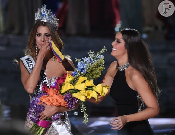 Ariadna Gutiérrez, Miss Colômbia, chegou a receber coroa e faixa antes de Steve Harvey se corrigir e anunciar Pia Alonzo Wurtzbach como real vencedora