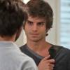Fabinho (Daniel Blanco) invade o armário de Jonatas (Felipe Simas) na Bastille e troca um pacote de dinheiro por um de papel picado, para incriminá-lo, na novela 'Totalmente Demais'