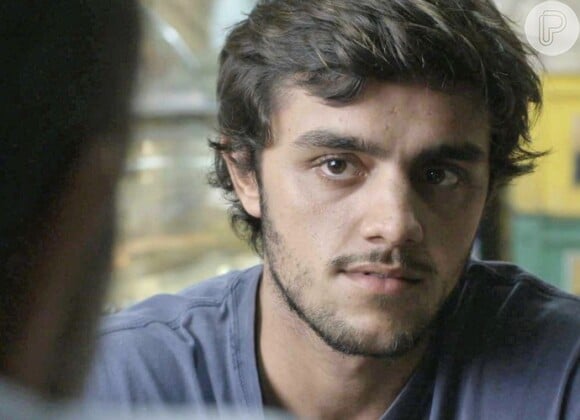 Jonatas (Felipe Simas) é preso injustamente por causa da armação de Fabinho (Daniel Blanco), na novela 'Totalmente Demais'