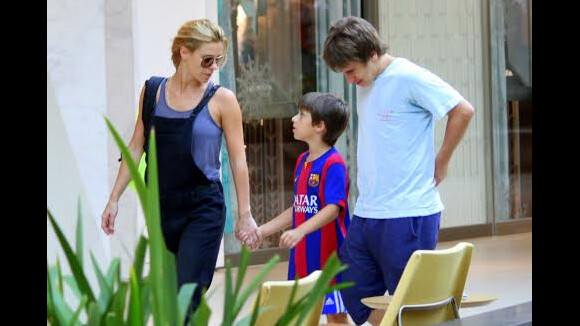 Carolina Dieckmann passeia com os filhos, José e Davi, em shopping do Rio.Fotos!