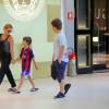 Carolina Dieckmann passeia com os filhos Davi e José no shopping Village Mall, na Barra da Tijuca, nesta segunda-feira, 21 de dezembro de 2015