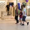 Carolina Dieckmann passeia com os filhos Davi e José no shopping Village Mall, na Barra da Tijuca, nesta segunda-feira, 21 de dezembro de 2015