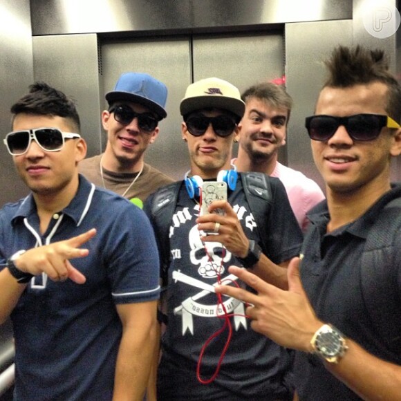 Neymar e os amigos registraram esse momento dentro do elevador, enquanto partiam para o aeroporto
