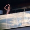 De biquíni, Izabel Goulart posa para Kevin Trapp em sacada de hotel no Rio