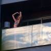 Izabel Goulart posou sob o por do sol para Kevin Trapp, na sacada de um hotel da zona sul do Rio de Janeiro