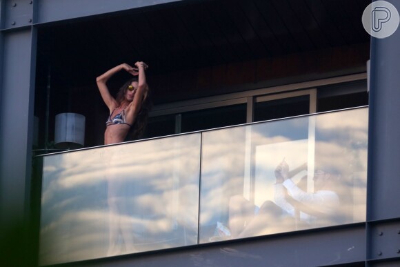Izabel Goulart posou sob o por do sol para Kevin Trapp, na sacada de um hotel da zona sul do Rio de Janeiro