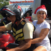 Susana Vieira chega de mototáxi na comunidade do Vidigal e distribui presentes