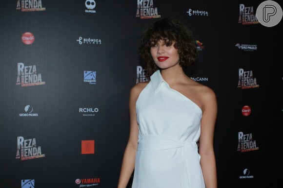 Sophie Charlotte apareceu com os cabelos bem diferentes na estreia do filme 'Reza a Lenda', no Rio de Janeiro