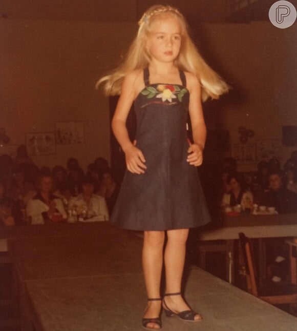 Foto da apresentadora Angélica na infância