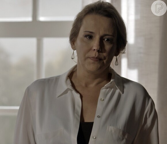 Emíia (Ana Beatriz Nogueira) se revolta ao saber que Lívia (Alinne Moraes) procurou Vitória (Irene Ravache) e diz que a mãe 'vai sofrer as consequências', na novela 'Além do Tempo', em 22 de dezembro de 2015