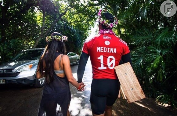 O surfista Gabriel Medina comemora os seus 22 anos nesta terça-feira, 22 de dezembro de 2015. Para celebrar a data, sua namorada, Tayna Hanada, usou as redes sociais para homenagear o amado