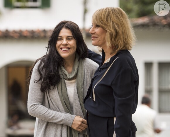 Nelita (Bárbara Paz) avisa a Nora (Renata Sorrah) que vai sair e entra no carro, na novela 'A Regra do Jogo'