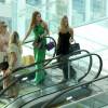 Marina Ruy Barbosa passeia com amigas em shopping no Rio