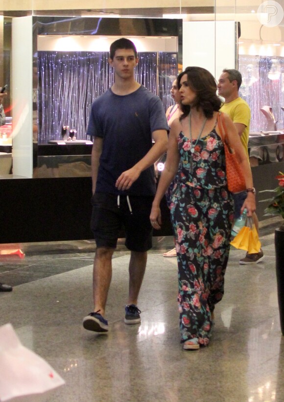 Fátima Bernardes passeia com o filho Vinícius no shopping do Rio nesta terça-feira (22)