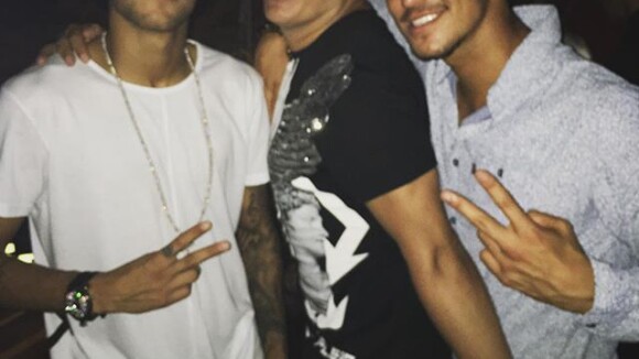 Neymar toca pandeiro na festa de 22 anos do surfista Gabriel Medina