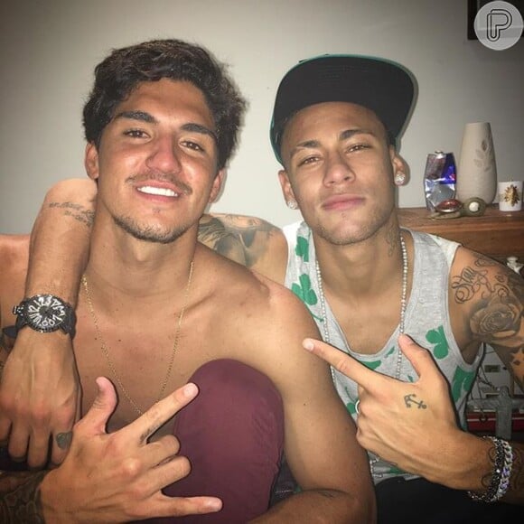 Neymar foi um dos convidados da festa de aniversário de Gabriel Medina em Maresias, litoral de São Paulo. Horas antes, o jogador parabenizou o amigo: 'Meu irmão. Te desejo tudo de bom nessa vida, irmãozinho! Te amo'
