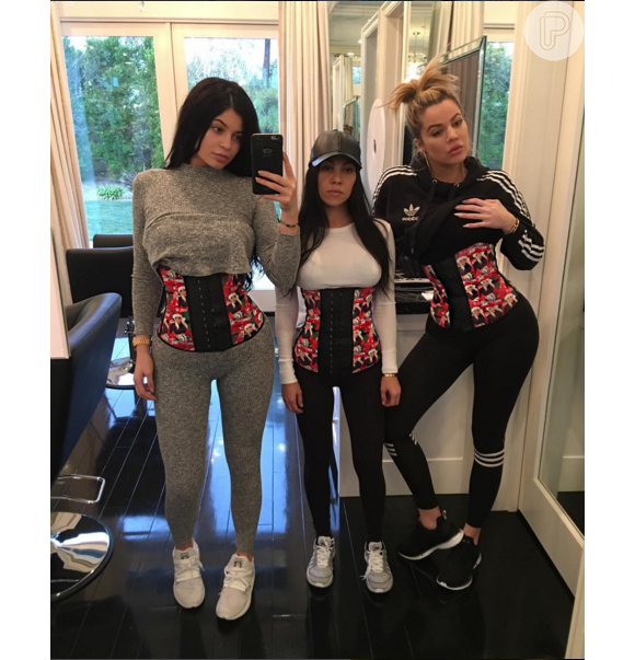 Suas irmãs, Kylie Jenner e Kourtney Kardashian, também são adeptas do modelo