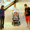 Malvino Salvador passeia com a filha e a mulher no shopping Village Mall na Barra da Tijuca