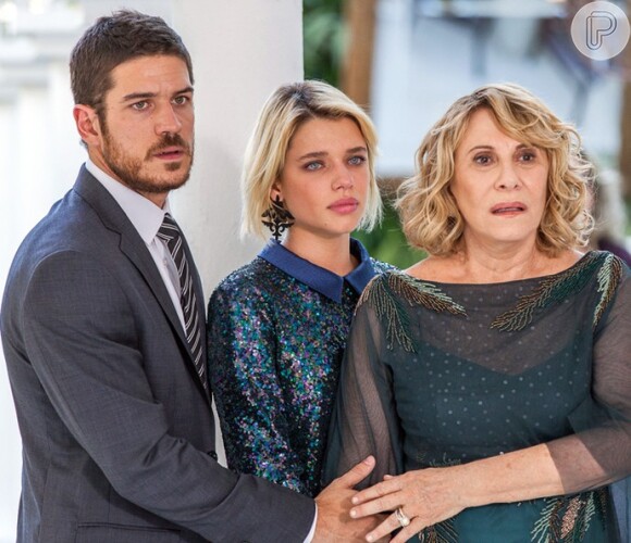 A família e os convidados ficam chocados com o comportamento de Nelita (Bárbara Paz) no casamento, na novela 'A Regra do Jogo'