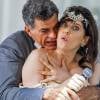 Nelita (Bárbara Paz) faz striptease em sua festa de casamento com Orlando (Eduardo Moscovis), na novela 'A Regra do Jogo', em 23 de dezembro de 2015