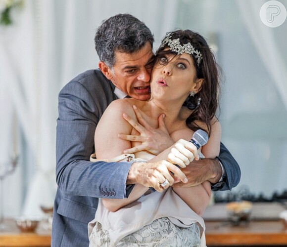 Nelita (Bárbara Paz) faz striptease em sua festa de casamento com Orlando (Eduardo Moscovis), na novela 'A Regra do Jogo', em 23 de dezembro de 2015