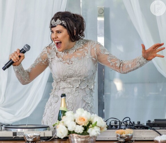 Nelita (Bárbara Paz) aparece bêbada na festa de casamento, na novela 'A Regra do Jogo'