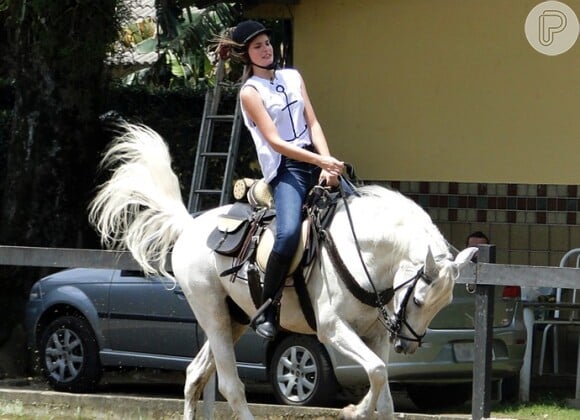 Para interpretar a roceira Mafalda, Camila Queiroz superou o medo de andar a cavalo e teve a sua primeira aula de equitação em novembro de 2015
