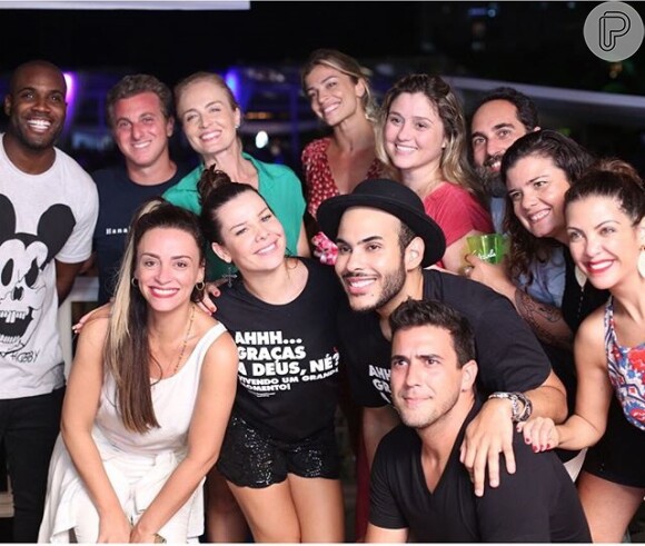 André Marques curtiu o show de Thiaguinho ao lado de Aline Riscado e amigos famosos como Fernanda Souza e Luciano Huck