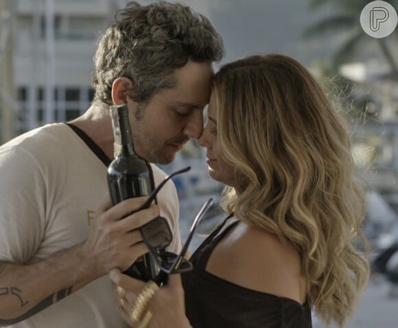 Romero (Alexandre Nero) torra o dinheiro de Tóia (Vanessa Giácomo) com Atena (Giovanna Antonelli) numa festança de Réveillon, na novela 'A Regra do Jogo', em 2 de janeiro de 2016
