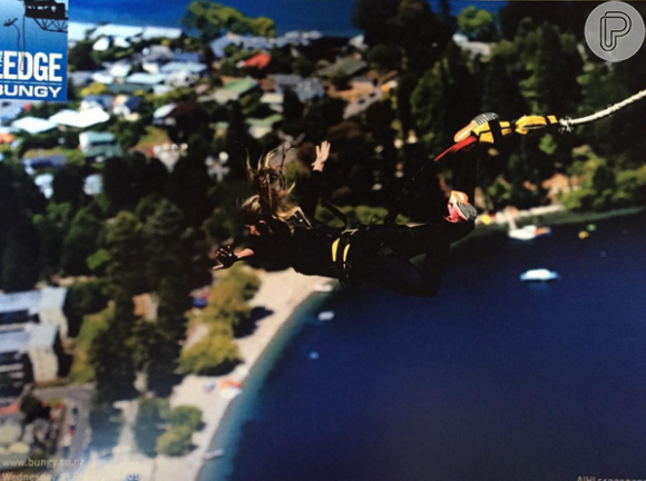 Bárbara Evans mostrou coragem e pulou de bungee jump duas vezes durante a viagem
